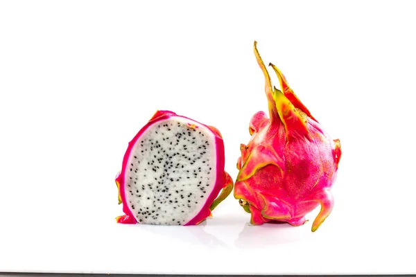 Δράκο Φρούτα Και Φέτα Ένα Λευκό Φόντο — Φωτογραφία Αρχείου
