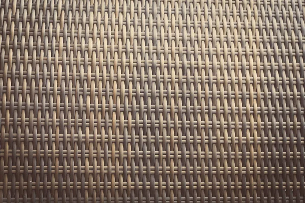 Sentetik rattan dokuma arka planı bahçe mobilyalarında kullanılıyor..