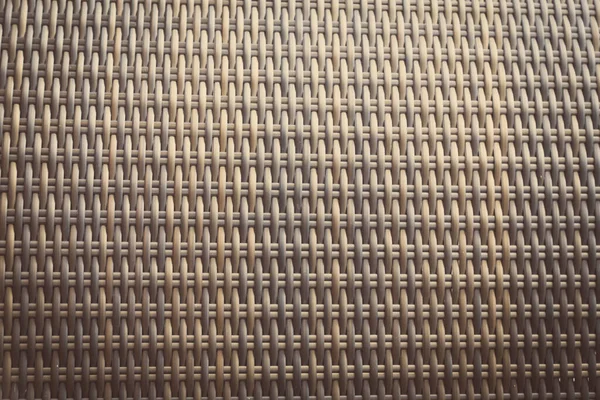 Sentetik rattan dokuma arka planı bahçe mobilyalarında kullanılıyor..