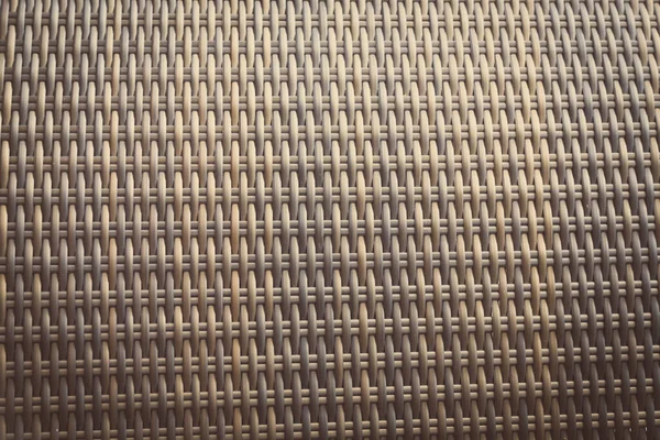 Sentetik rattan dokuma arka planı bahçe mobilyalarında kullanılıyor..