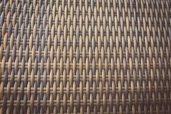 Sentetik rattan dokuma arka planı bahçe mobilyalarında kullanılıyor..