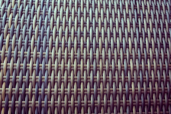 Sentetik rattan dokuma arka planı bahçe mobilyalarında kullanılıyor..