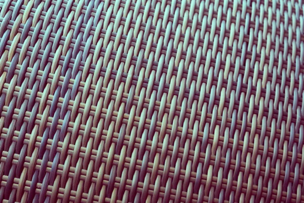 Sentetik rattan dokuma arka planı bahçe mobilyalarında kullanılıyor..