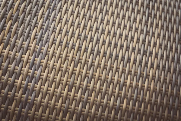 Sentetik rattan dokuma arka planı bahçe mobilyalarında kullanılıyor..