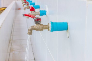 Musluk satırı kamu malı arkaplanıdır