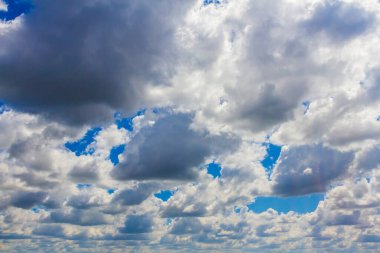 Yaz gününde dramatik bulutlu gökyüzü, bulutlar havada durgun.