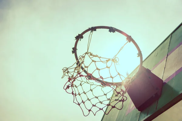 Ročník Dřevěný Basketbalový Koš Pod Západem Slunce — Stock fotografie