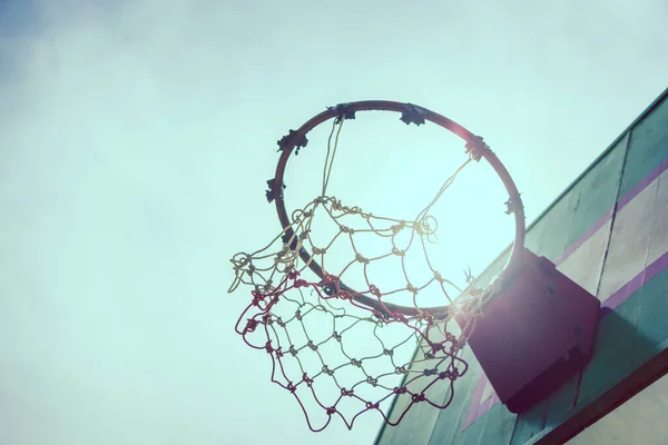 Ročník Dřevěný Basketbalový Koš Pod Západem Slunce — Stock fotografie