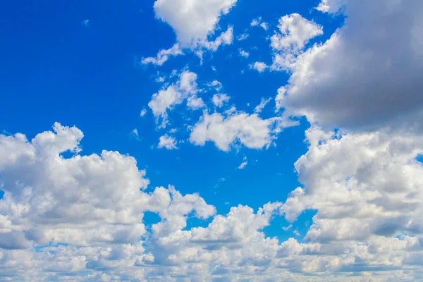 Bulutlu Mavi Gökyüzü Güneş Arka Planı — Stok fotoğraf