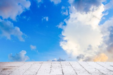 Gün batımında zarif soluk somon pembe ve altın sarısı bulutlar ve çimento zeminli arka plan yağmuru