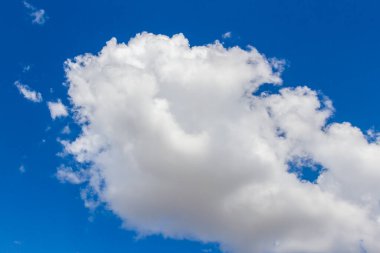 Bulutlu mavi gökyüzü ve güneş arka planı