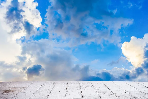 Dainty Wispy Bleke Zalm Roze Goudgele Wolken Bij Zonsondergang Achtergrond — Stockfoto