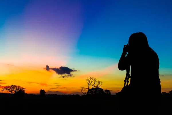 Fotógrafo Silhueta Com Fundo Pôr Sol — Fotografia de Stock