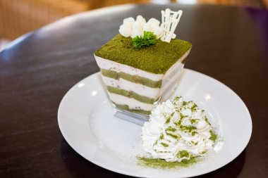 Yeşil çay tiramisusu, yeşil çay tozu ve nane yaprağı.