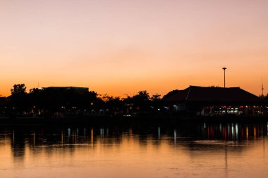 Şehrin arka planında gündoğumu günbatımı