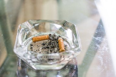 kül tablasında sigara.