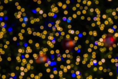 Bokeh Altın Noel ağacı arkaplanının Odaklanmamış Bağları