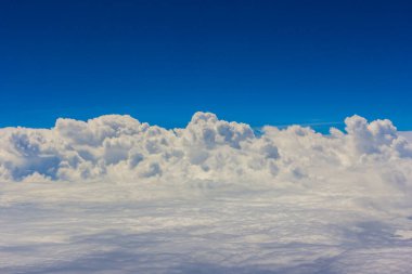 Bulutlu mavi gökyüzü, hava planının arka planı, sabah saatinde.