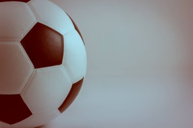 Klasik futbol topu, beyaz arka planda futbol klasik tarzda.