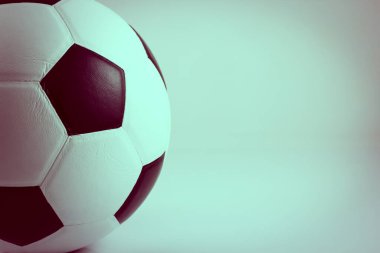 Klasik futbol topu, beyaz arka planda futbol klasik tarzda.