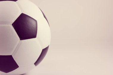 Klasik futbol topu, beyaz arka planda futbol klasik tarzda.