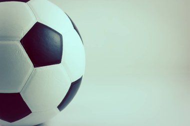 Klasik futbol topu, beyaz arka planda futbol klasik tarzda.
