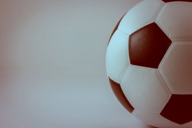 Klasik futbol topu, beyaz arka planda futbol klasik tarzda.