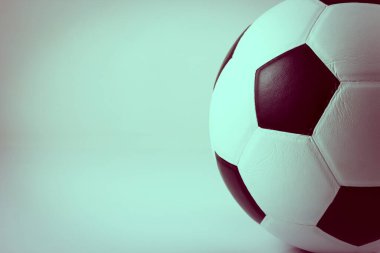 Klasik futbol topu, beyaz arka planda futbol klasik tarzda.