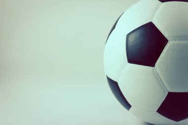 Klasik futbol topu, beyaz arka planda futbol klasik tarzda.