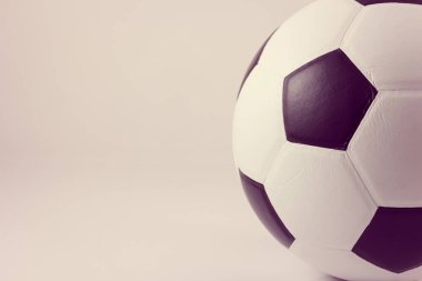 Klasik futbol topu, beyaz arka planda futbol klasik tarzda.