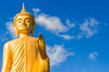 Gökyüzü arka planında altın Buda