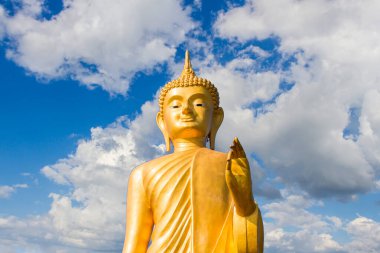 Gökyüzü arka planında altın Buda