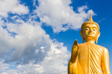 Gökyüzü arka planında altın Buda