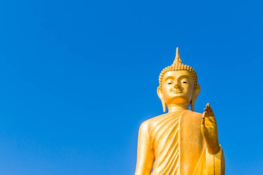 Mavi arkaplanda Altın Buda Heykeli