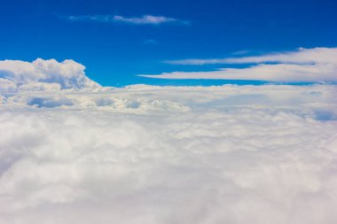 Bulutlu mavi gökyüzü ve beyaz bulut güneşli gün