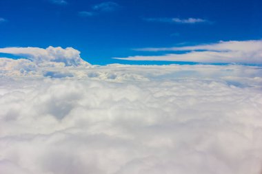 Bulutlu mavi gökyüzü ve beyaz bulut güneşli gün