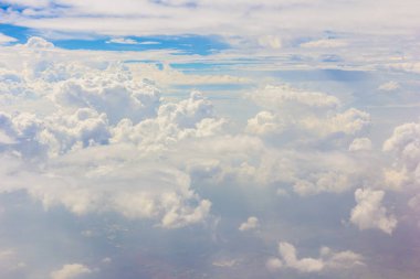 Bulutlu mavi gökyüzü ve beyaz bulut arkaplanı