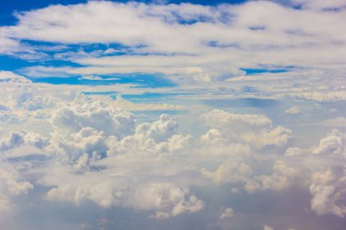 Bulutlu mavi gökyüzü ve beyaz bulut arkaplanı