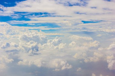 Bulutlu mavi gökyüzü ve beyaz bulut arkaplanı