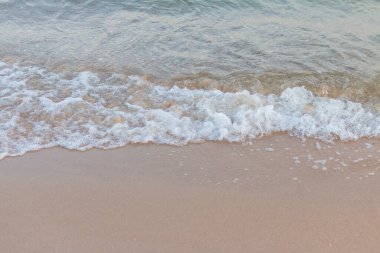 Okyanusta dalgalar ve kumsalda kumlar