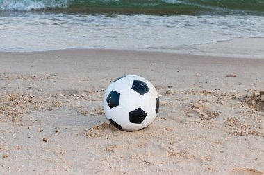 Kum zemininde futbol topu