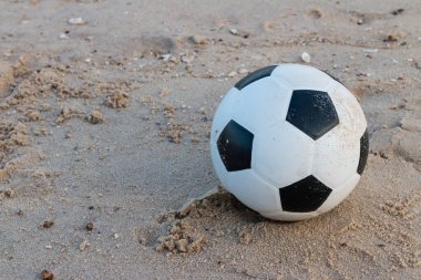 Kum zemininde futbol topu