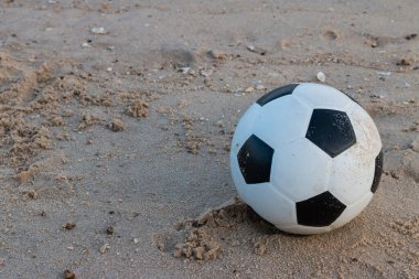 Kum zemininde futbol topu