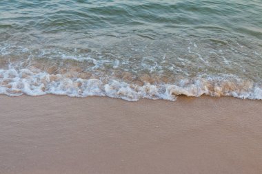 Okyanusta dalgalar ve kumsalda kumlar