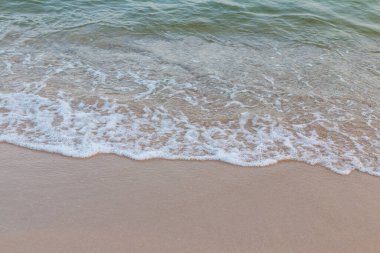 Okyanusta dalgalar ve kumsalda kumlar