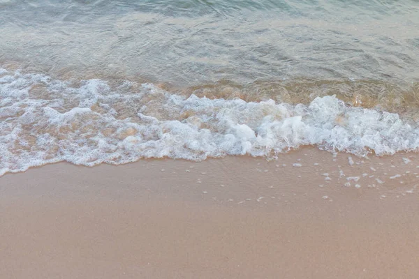 Okyanusta dalgalar ve kumsalda kumlar
