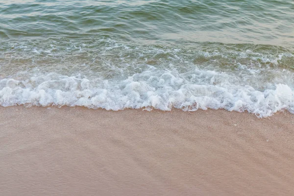 Okyanusta dalgalar ve kumsalda kumlar