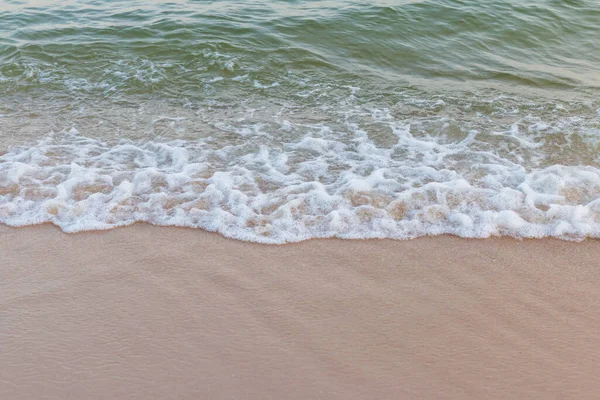 Okyanusta dalgalar ve kumsalda kumlar