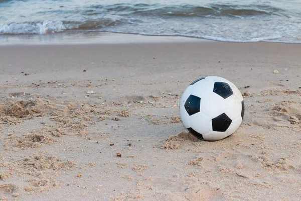 Kum zemininde futbol topu