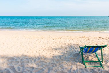 Sahilde boş bir plaj sandalyesi.